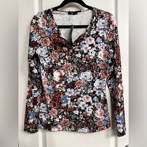 NWT SAMPEEL 3 Button Stretchy Floral Top